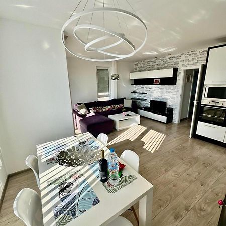 Briz Apartment; 2 Bdr; 6 Guests; Private Parking Βάρνα Εξωτερικό φωτογραφία